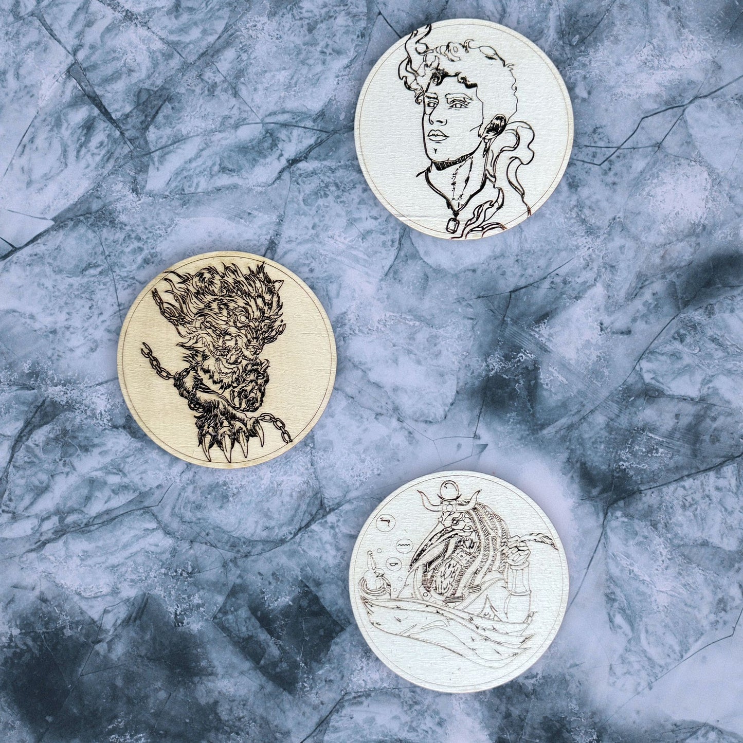 Set sottobottiglia in Legno Inciso – L'Eleganza della Mitologia