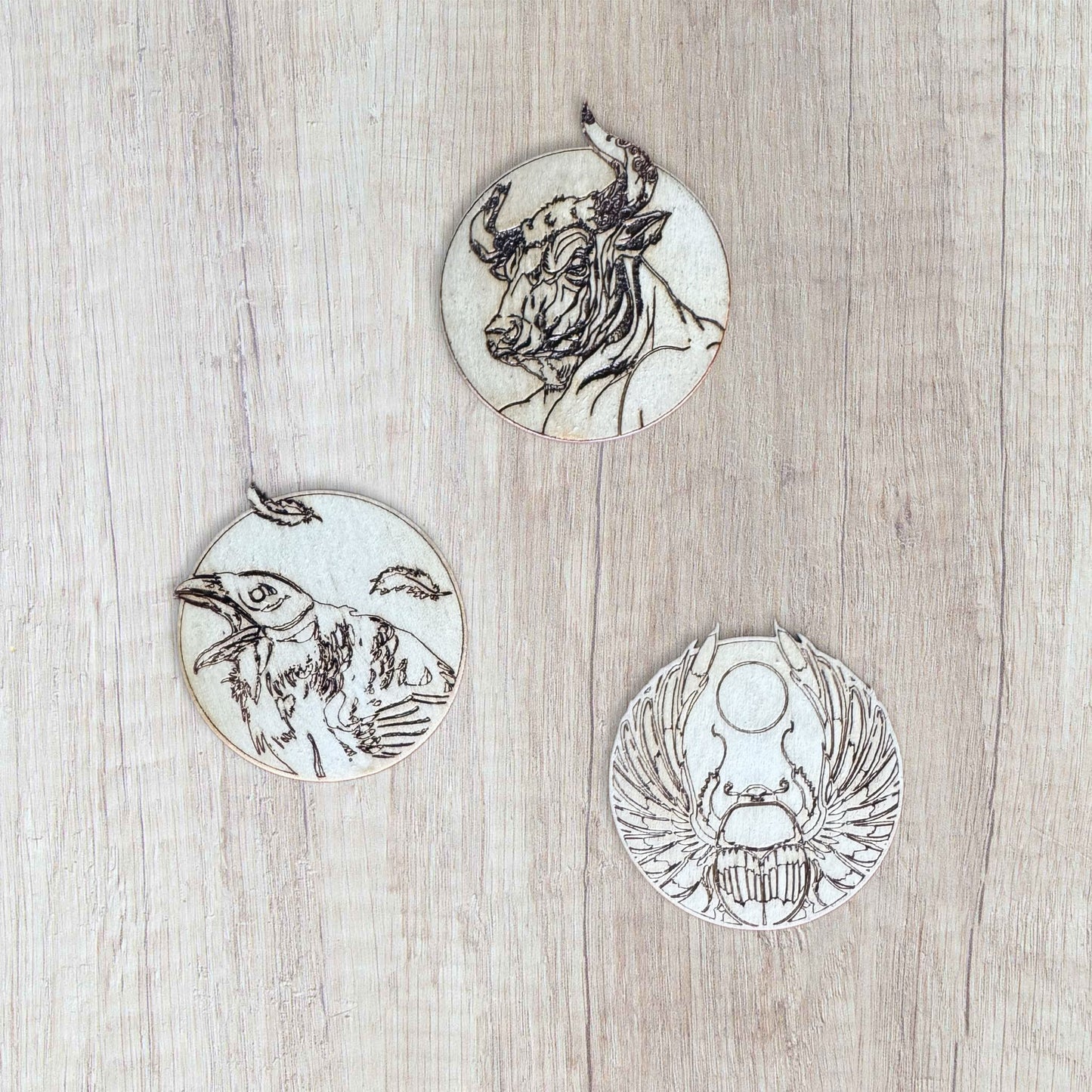Set di Sottobicchierini in Legno Inciso – I Simboli