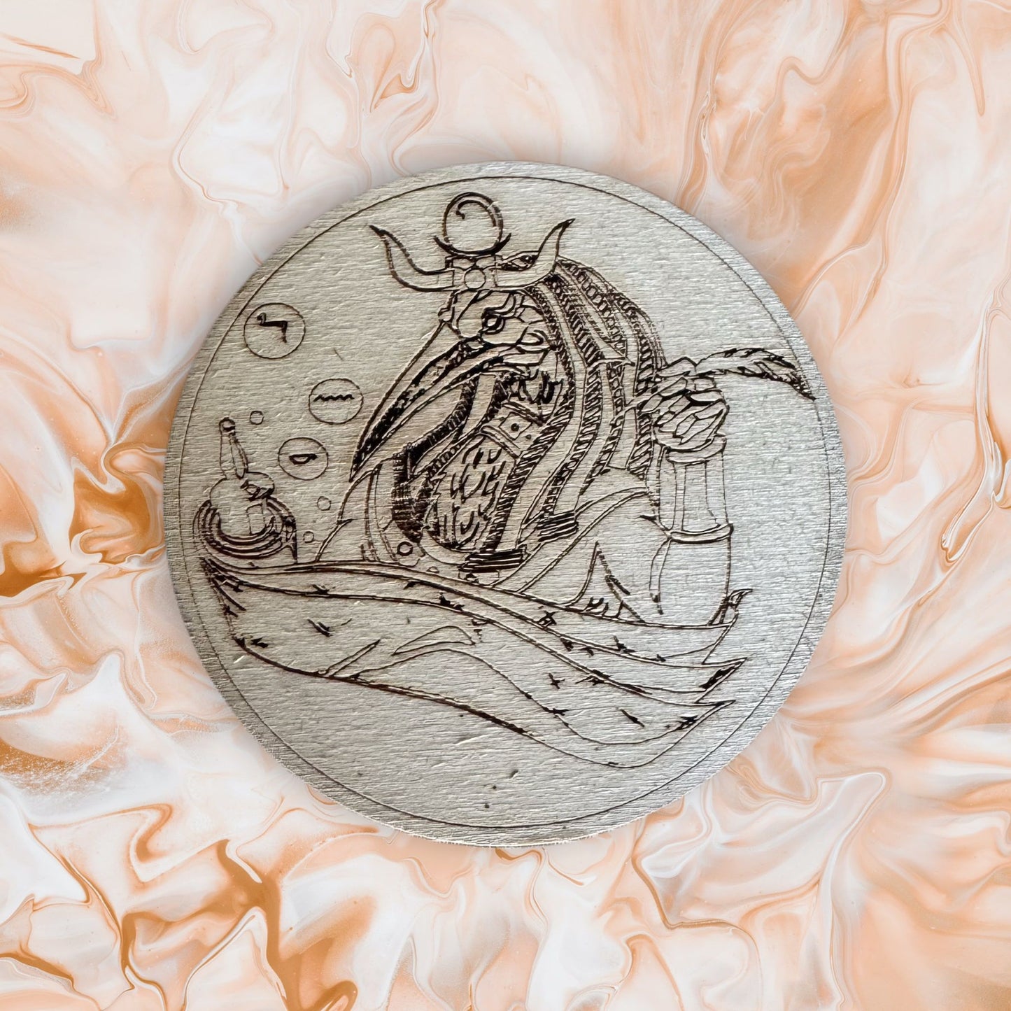 Set sottobottiglia in Legno Inciso – L'Eleganza della Mitologia